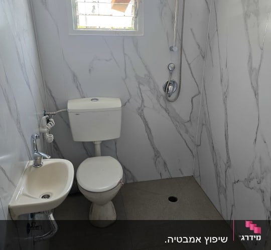 חדר שירותים עם כיור ומקלחת